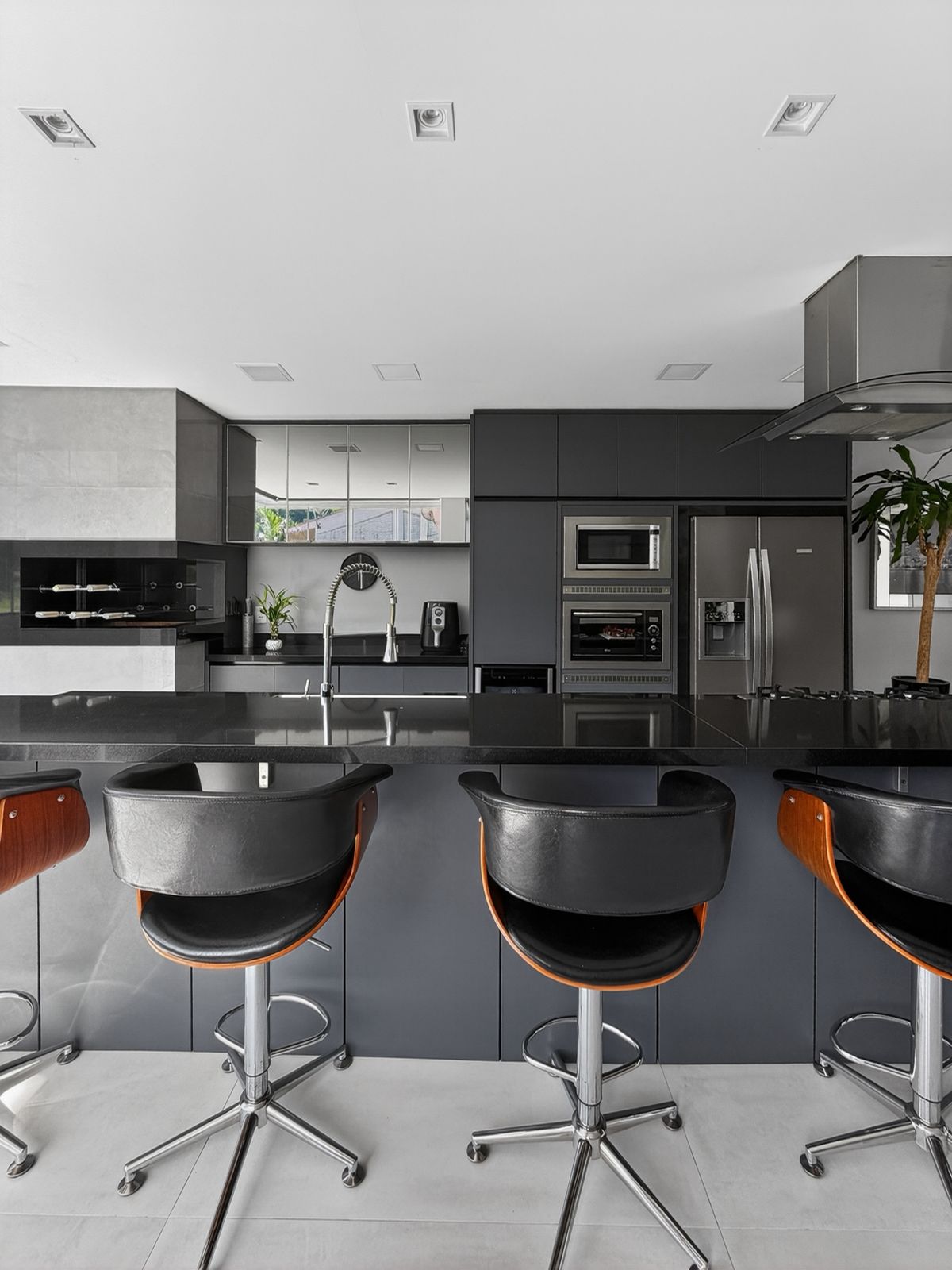 Torre de eletros inox com forno e micro-ondas embutidos e geladeira side by side
